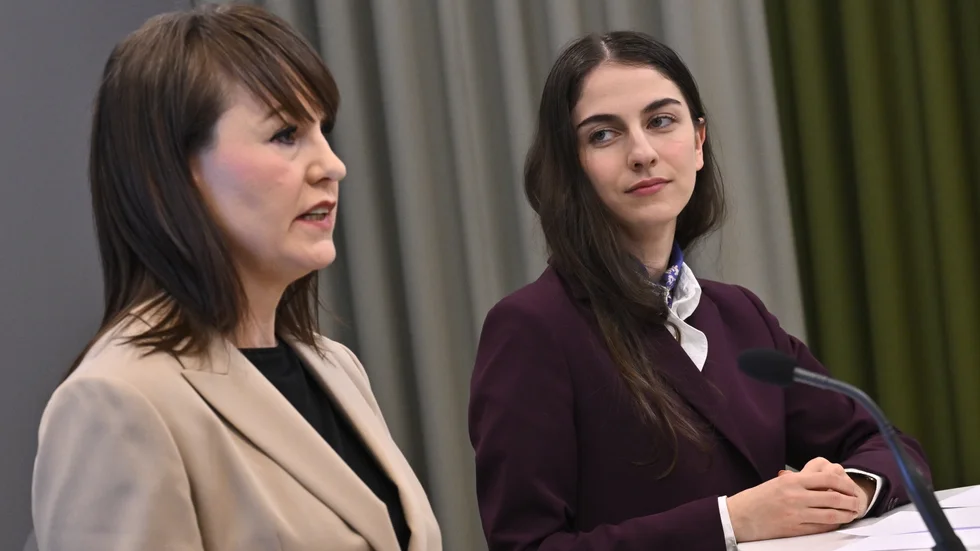 Utredaren Ulrika Liljeberg (tv) överlämnade en utredning till klimat- och miljöminister Romina Pourmokhtari. Arkivbild.