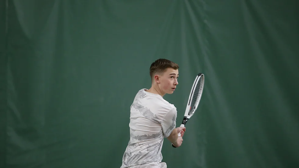 Armin Karsic berättar att han valde mellan att satsa på tennisen eller spela tv- och datorspel. Valet var inte särskilt svårt för talangen. Sagt och gjort så var tv-spelskonsolen såld. 