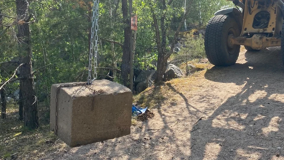 I lördags kom en traktor med en flera hundra kilo tung betongklump som ska hålla fast bryggan i "Gropen".