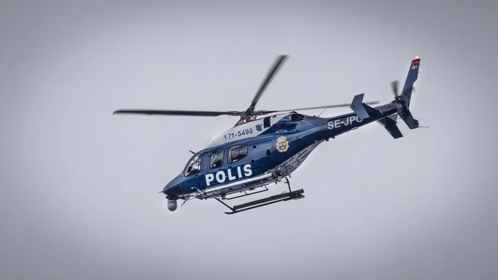 Polisen söker efter den försvunne mannen, bland annat med helikopter.