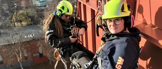 Plåtslagare jobbar i rep på höga höjder