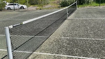 Den nyrenoverade tennisbanan i Gunnebo är spelklar. Där kommer bland annat både tennisläger och olika tävlingar spelas framöver.