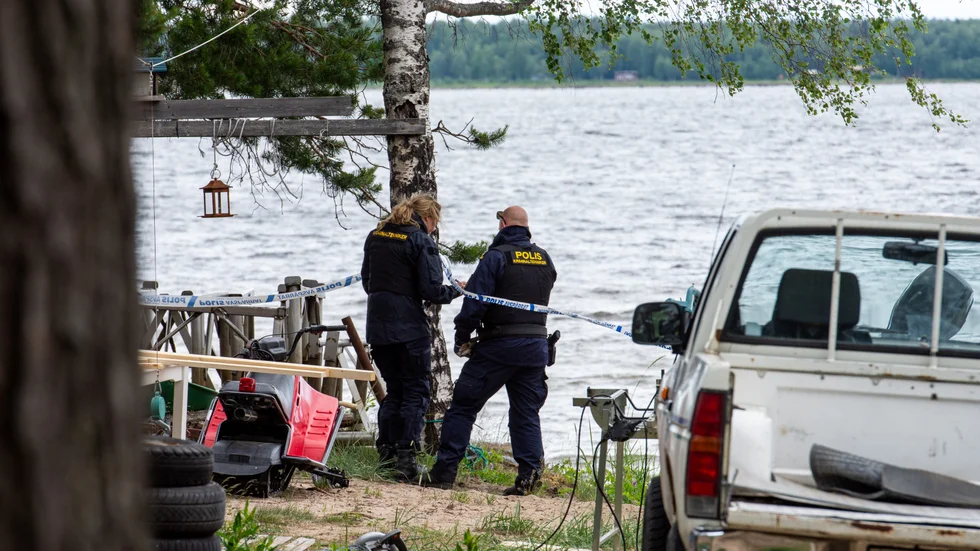 Under natten mot söndag drunknade en kvinna på Klubbviken och en man grips misstänkt för mord. Polisens tekniker fanns på söndagen på plats vid den del av stranden som hade spärrats av. 