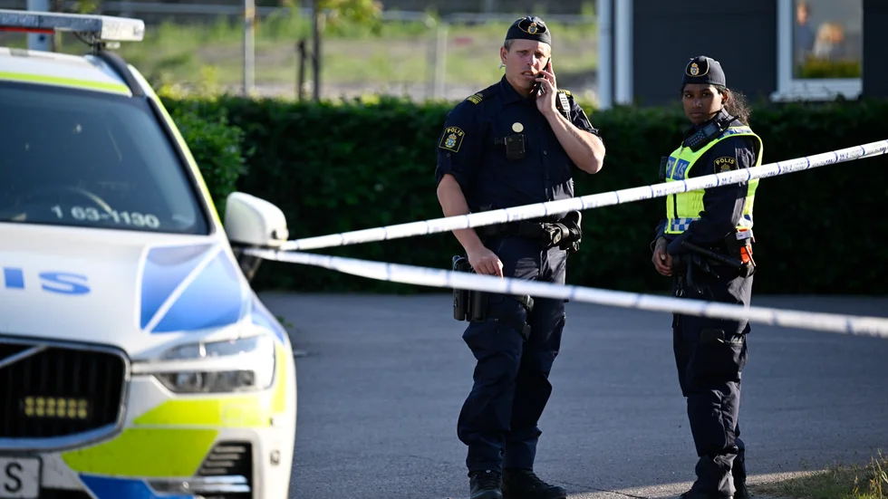 Polis på plats i Ängelholm efter att en flicka i 10-årsåldern förts till sjukhus med befarade knivskador. Arkivbild.