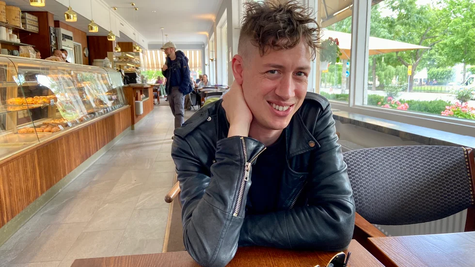 Emanuel Åström trivs i Uppsala. Trots heltidsjobb, musikkarriär och flickvän i Stockholm stannar han i stan.
