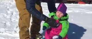 Se: Ettåringen åker snowboard