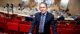 Backgård fortsätter som partiledare