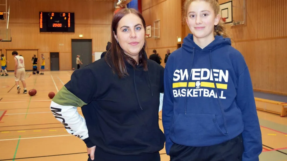 Tränare Hanna Nilsson och Höken-spelaren Stina Hansson.