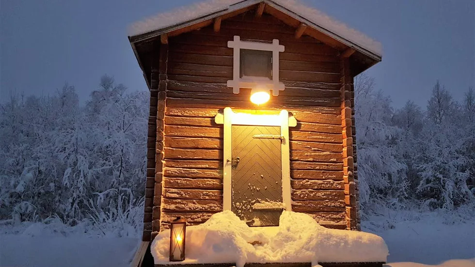 "Snön lyser vit på taken, och snart är tomten vaken". Här kommer en rofylld bild med en aitta (härbre) som jag tog förra helgen hemma i Rantajärvi, Övertorneå kommun". Tack, Susanne Rudeklint för bilden.