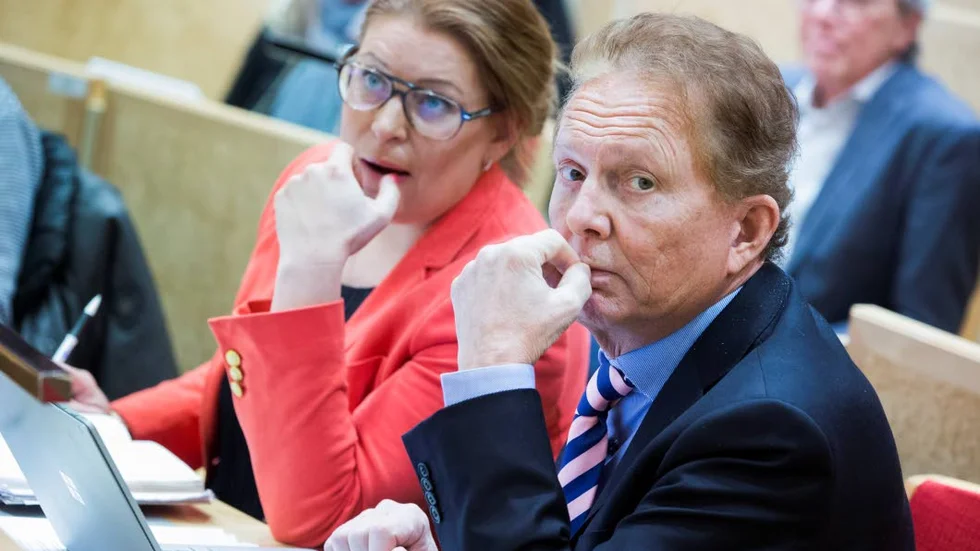 Regionråden Kenneth Backgård, Sjukvårdspartiet, och Linda Frohm, Moderaterna, är båda för att ge tillbaka kompensationen till de privata hälsocentralerna.