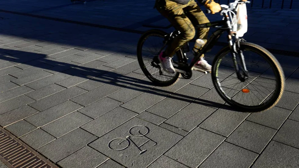 Håll er på cykelvägar eller gator, uppmanar signaturen "Observer" Luleås cyklister.