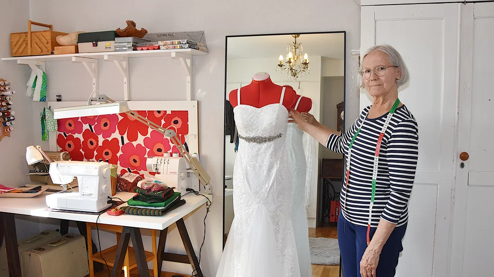 Karin Hansson har justerat den här brudklänningen till en av sina kunder.