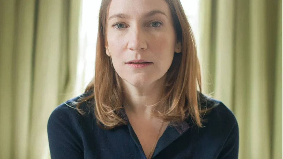 Den kanadensiska författaren Sheila Heti bidrar med ett nytt förhållningssätt till moderskapet i sin roman "Moderskap", menar Kurirens recensent.