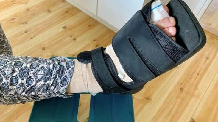 Malin Sehler, åkte ner till Eskilstuna för att få hjälp med sin onda fot. Det ångrar hon idag. "Jag kände mig som ett paket och inte en människa när jag skulle ta mig hem".