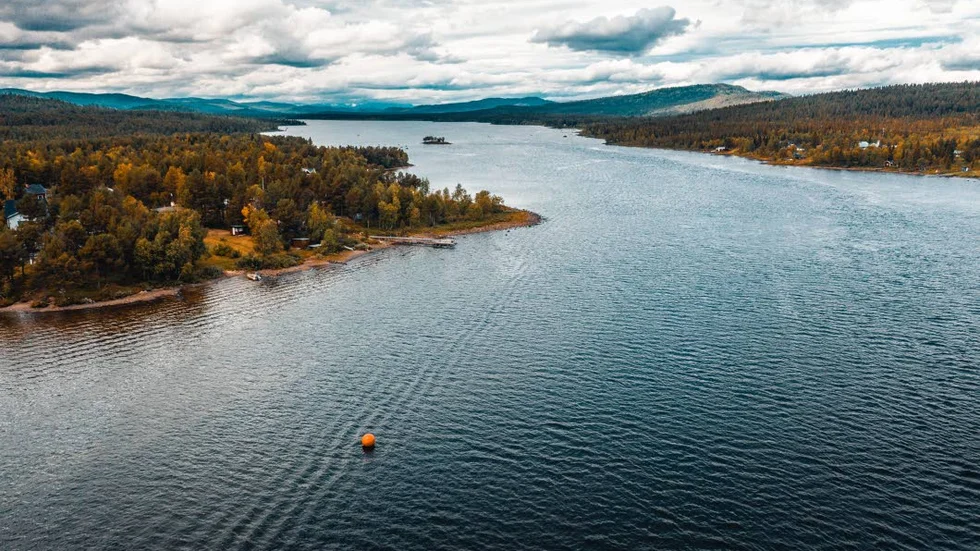 Konstprojektet Övergångar är ett rött klot som släpptes ned i älven på Nationalälvens dag den 17 augusti i Kurravaara och vars färd alla kan följa digitalt på Konstmuseet i Norrs hemsida samt på Instagram under  #älvklotet.