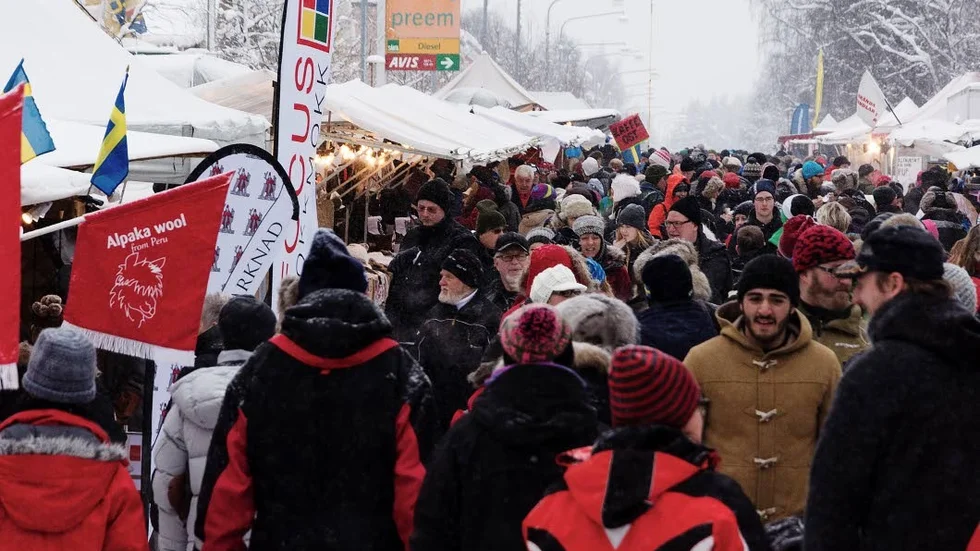 Besökare. I Jokkmokk bor det cirka 5 000 personer. Under marknadsdagarna kommer cirka 40 000 besökare.