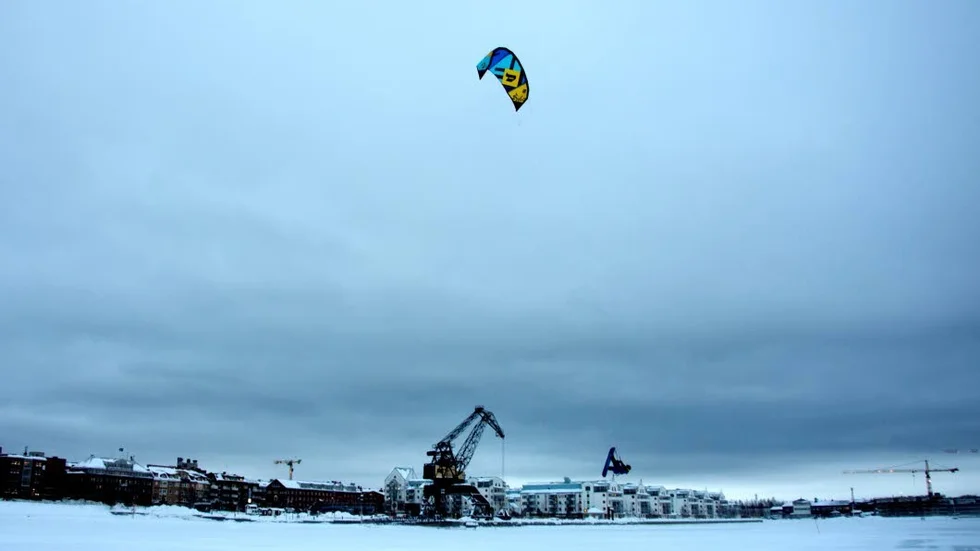 Stadshopp. Daniel Nyberg tog tillfället i akt och använde sig av de friska vintervindarna för att köra kite i Södra hamn och som synes så blev det ett och annat hopp.