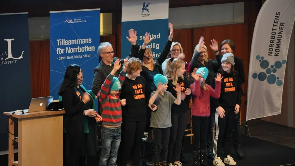 Armkrok. Norrbottens Kommuner, Region Norrbotten och Luleå Tekniska Universitet satte igår igångt arbetet i Hälsoskolan. Planerna presenterades i Vetenskapens Hus och med var även barn och ungdomar vars roll kommer bli viktig i arbetet med att hitta bra lösningar och arbetssätt i framtiden.
