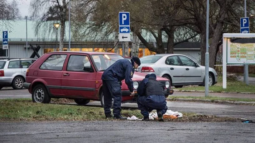 Pistolhulsor. Polisen hittade fem pistolhylsor på brottsplatsen där en man blev skjuten i ryggen..