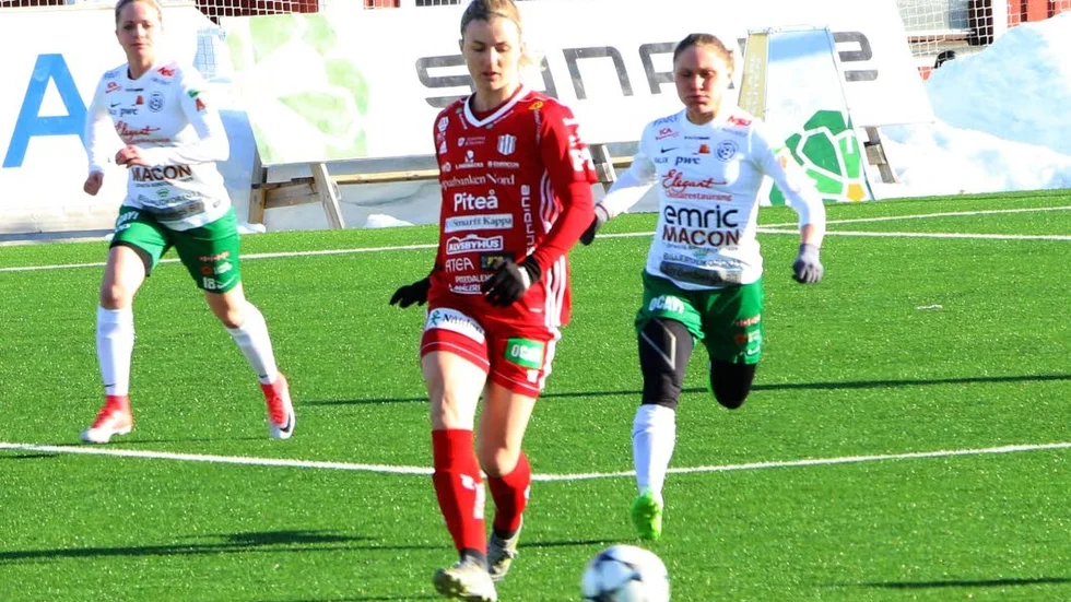 Emelie Lövgren gjorde 1-0 för Piteå i sista sekunden av första halvlek.