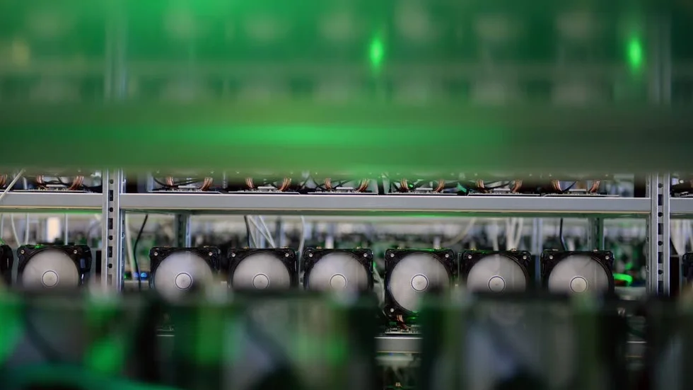 Datahallarna är egentligen infrastruktur för blockkedjeteknik och Genesis Mining låter kunderna bryta egna bitcoins.