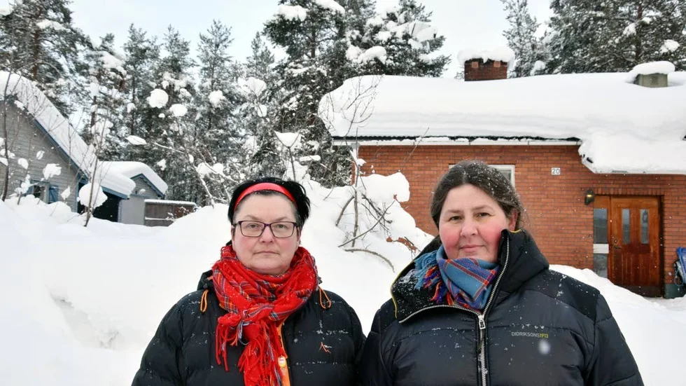 "Det är väl moderskänslorna som kommer fram. Kon har ju två kalvar att föda upp" säger Sylvia Blind som har medhåll av Cilla Erlandsson. De befarar att älgarna dör om inget görs.