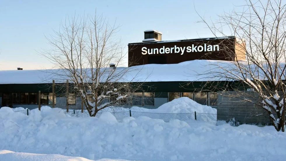 Problemet beror, enligt rektorn Lena Sandberg, på att många föräldrar stannar utanför skolan när de lämnar sina barn. "Om alla börjar använda besöksparkeringen kommer det att fungera mycket bättre", säger hon.