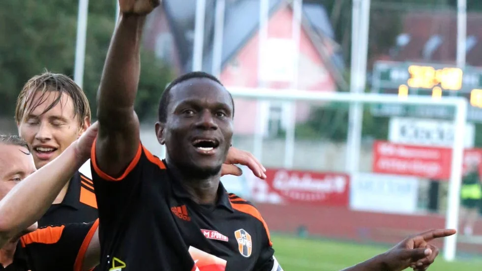 Till Levide. Robert Mambo Mumba är klar för spel med Levide i division 4.