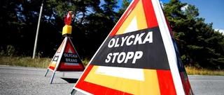Bil landade på taket efter trafikolycka