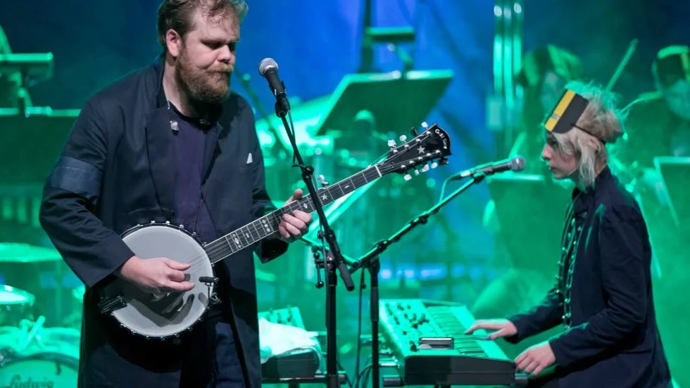 Loney Dear. Emil Svanängen och Josefin Runsteen.