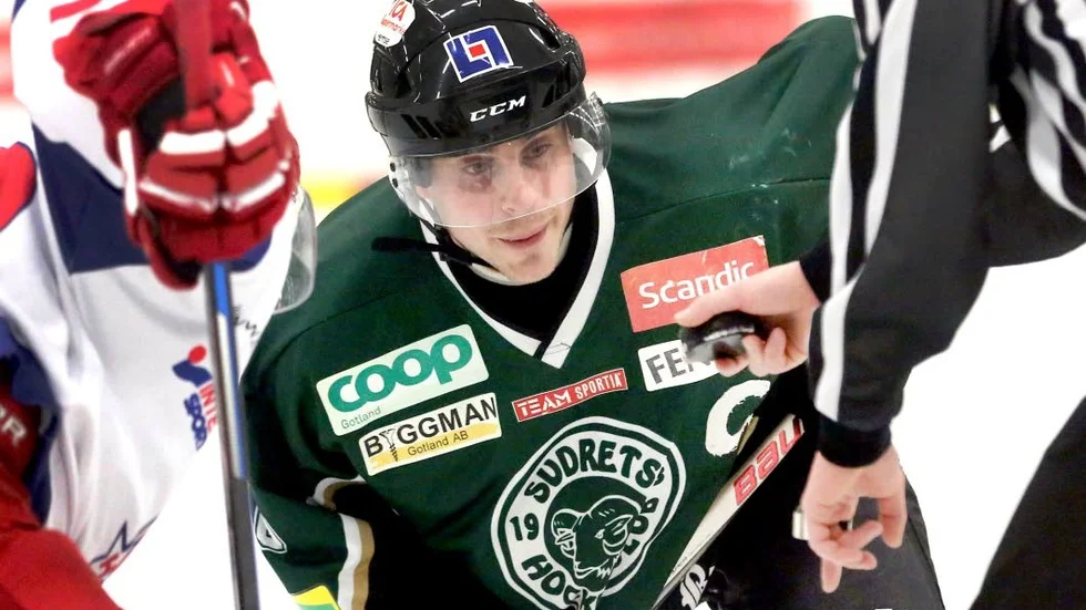KAPTENEN. Jonas Pettersson gjorde ett mål i helgen, mot Farsta, när Sudret dubbelföll.