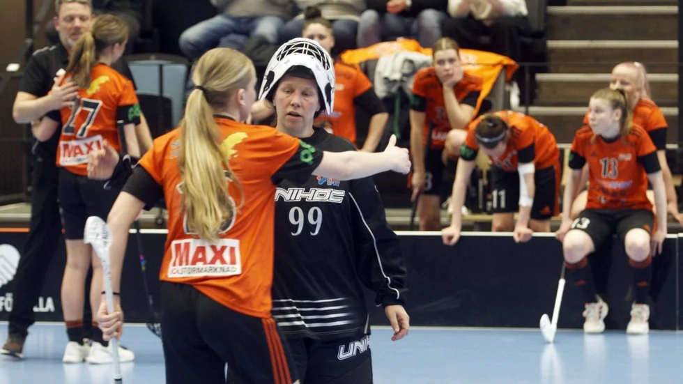 Onyx målvakt Hanna Hautala kramar om Tilda Eriksson efter matchens slut. Det var många tårfyllda ögon bland Onyxspelarna.