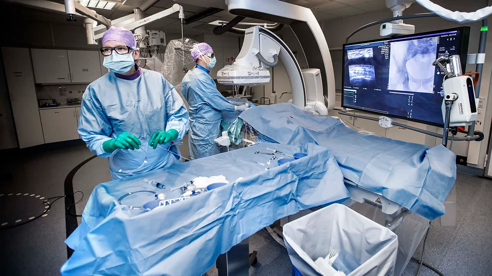 På bilden från 2016 utförs den första behandlingen på människa med med det cancersprängande viruset. 2023 hoppas forskarna att studien, om än försenad, ska kunna avslutas.