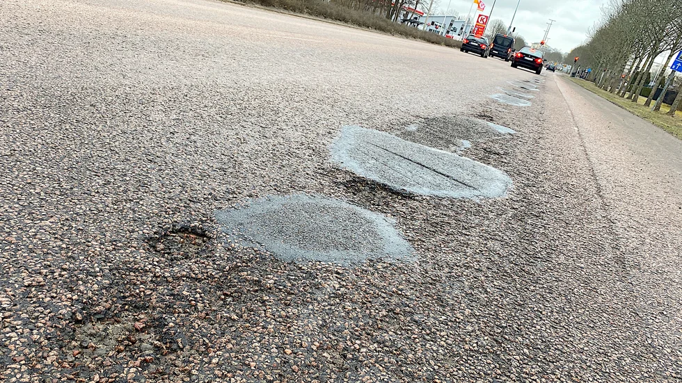 Det är ovanligt mycket skador i asfalten i år enligt gatukontoret som lagar potthålen så fort de kan. Det omväxlande vädret och mycket tung byggtrafik sliter på gatubeläggningen.