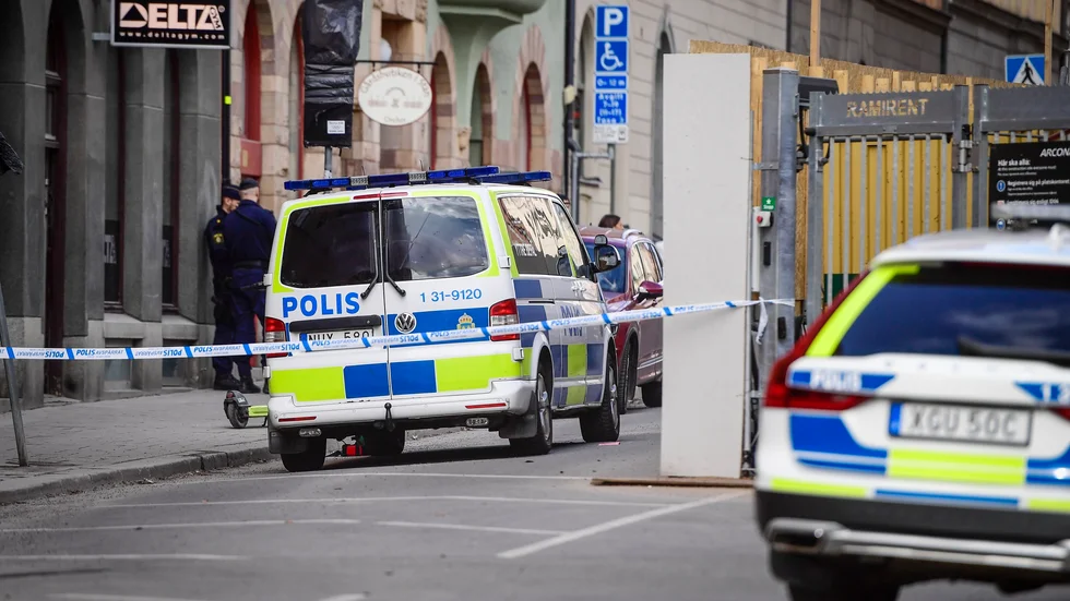 Polis på plats efter skottlossningen på ett gym i Vasastan den 28 mars.