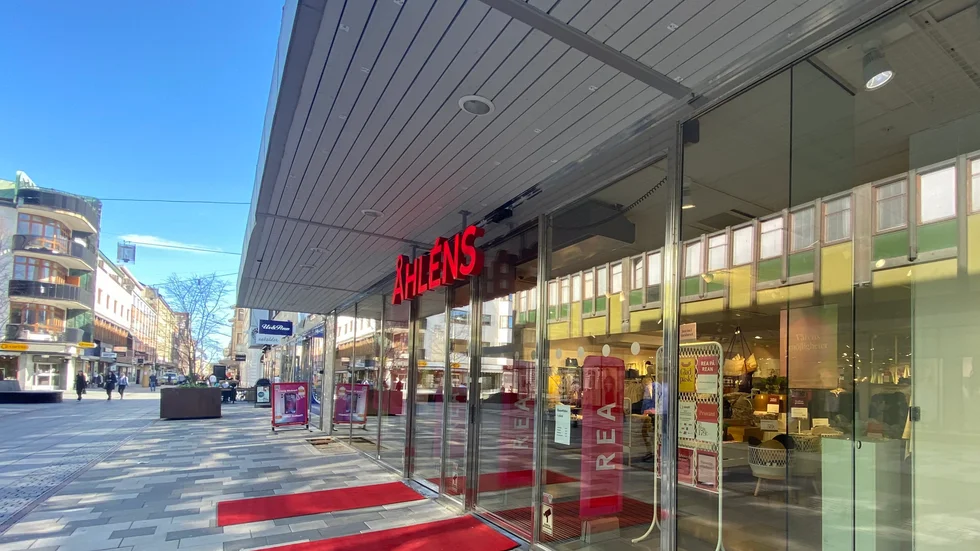 Två kvinnor döms för stöld på Åhléns i Eskilstuna centrum. 