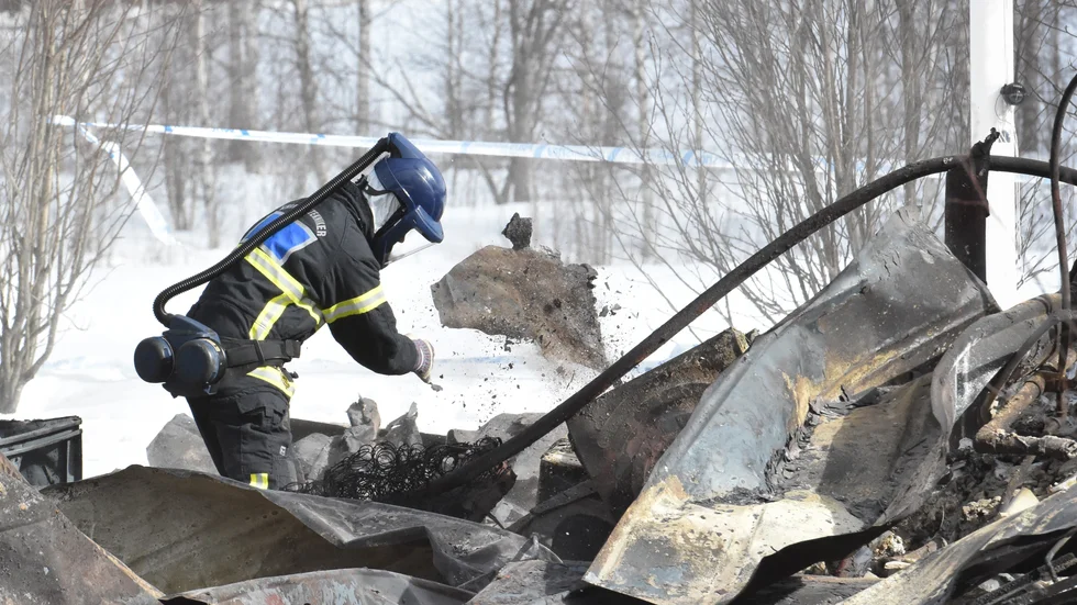 Två kriminaltekniker från polisen i Luleå undersökte under måndagsförmiddagen brandplatsen.