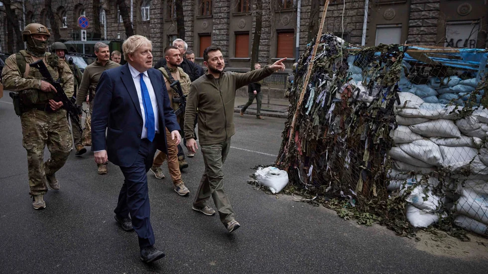 Ukrainas president Volodymyr Zelenskyj visar runt Storbritanniens premiärminister Boris Johnson i centrala Kyiv.