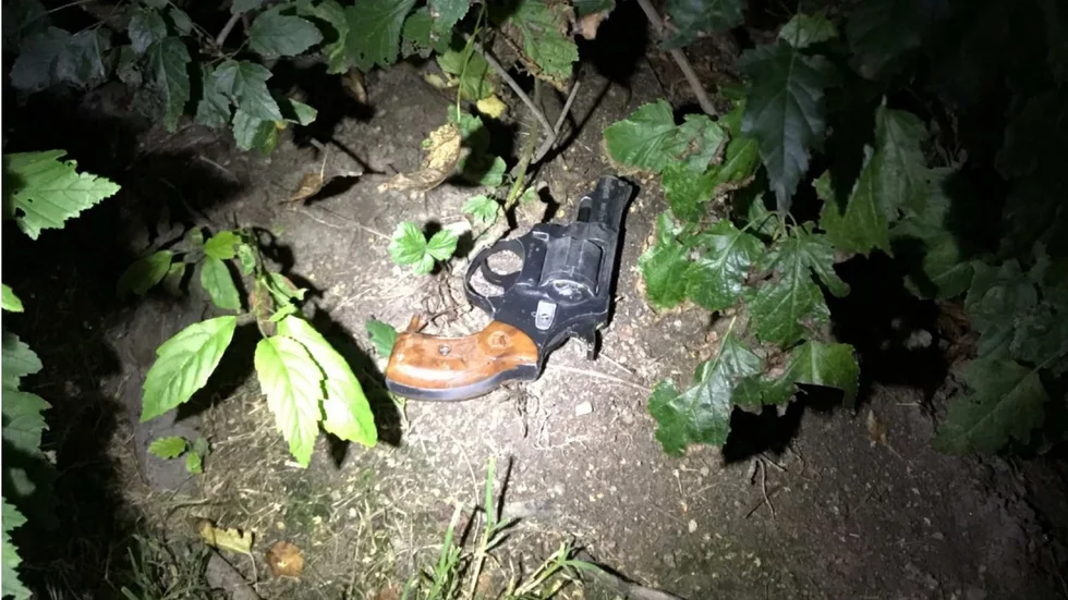 
Den aktuella kvällen bar Eskilstunabon en laddad startpistol av 9 millimeters kaliber i ett hölster på höften. Vid en ordväxling drog han upp pistolen och satte den mot en annan mans panna. Vapnet hittades av polisen i en buske (bild från förundersökningsprotokoll).