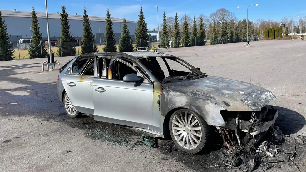 Den utbrunna bilen stod kvar på parkeringen på måndagsförmiddagen.
