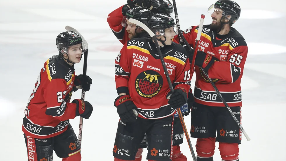 Olli  Nikkupeteri, längst till vänster, gjorde sitt andra slutspelsmål då han styrde in viktiga 2-0.