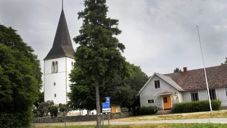 Silte kyrka. Ligger på platsen för en stavkyrka från 1100-talet. Den användes tillsmmans med koret som byggdes vid 1200-talets mitt.