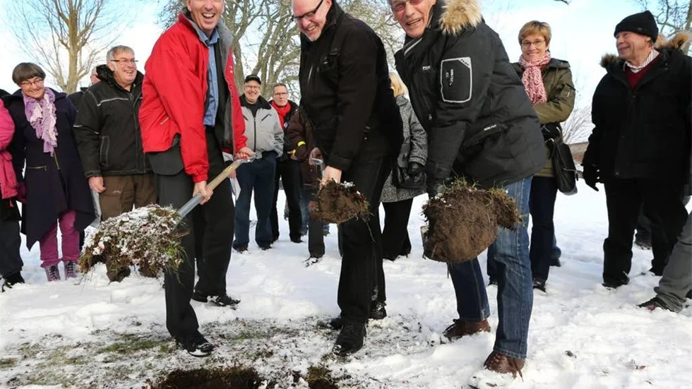 Igång. Första spadtaget för Storsudrets fiberutbyggnad togs av Skanovas vd Ove Alm, projektledare Hasse Nilsson och styrelseordförande Per-Åke Ekelöf i december i fjol.