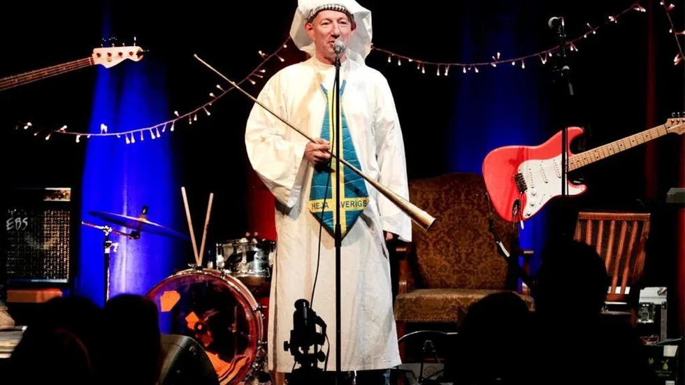 Ärkeängel. Pelle Sundberg, Smaklösa, var den höjdrädde ärkeängeln Gabriel under Smaklösas julkonsert.