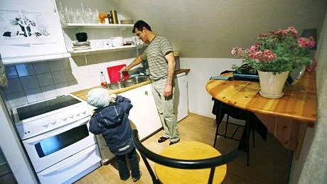 Eva Fadeels son Dylan, fem år, förklarar glatt för Mahmud Abdulrahim hur spis och annat fungerar.