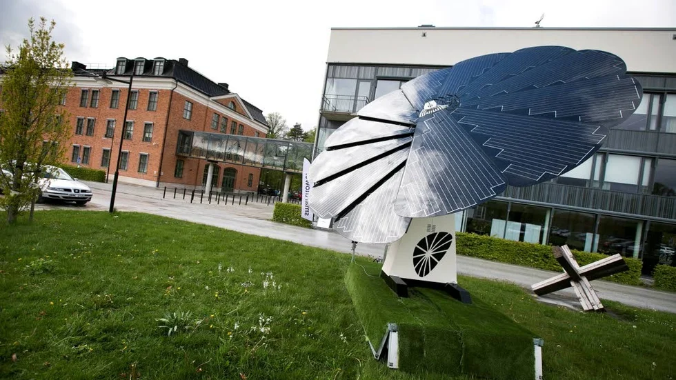"Solblomman" med solceller vänder sig mot solen.