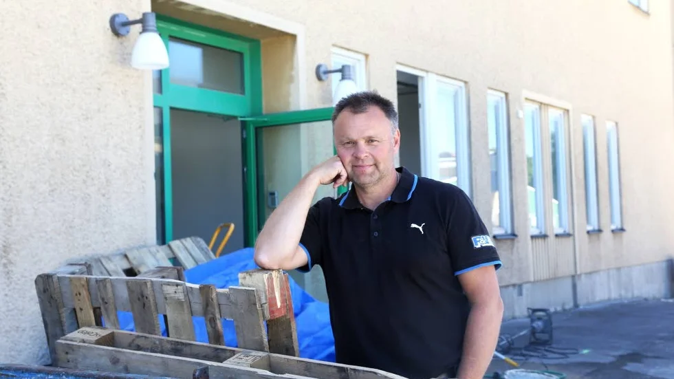 Ny på jobbet. Före detta polisen Joakim Ljungberg har arbetat som fastighetsansvarig i sex veckor. Han trivs bra, men sörjer att åren som polis är över.