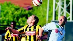 Till VIF Gute? Mikael Thuresson, till höger, med allsvensk rutin från Gefle IF provtränar med VIF Gute.Foto:  Björn Larsson rosvall/SCANPIX