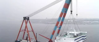 Då kommer enorma lyftkranen till hamnen