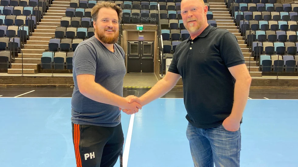 Peder Hägg och Jonas Boväng skakar hand efter att kontraktet skrivits på. Jonas kommer att vara herrlagets tränare i tre år.